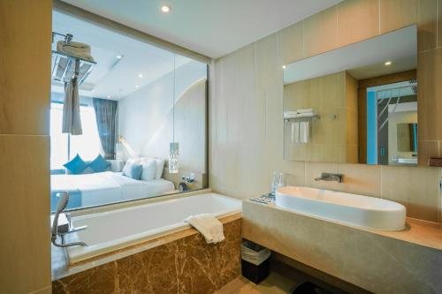 Crest Resort Pool Villas Patong Kathu Phuket — Bathroom