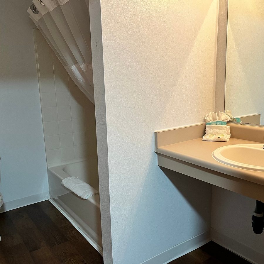Crest Trail Lodge — Bathroom