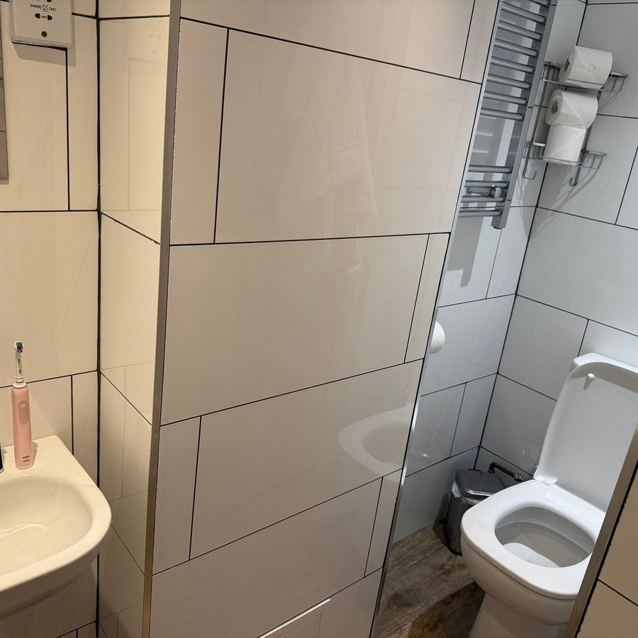 Crestfield Hotel — Bathroom