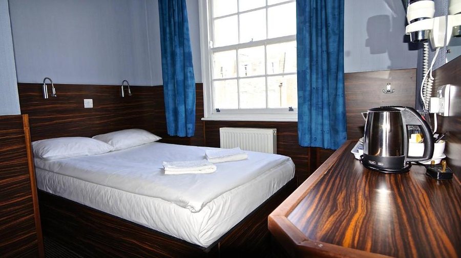 Crestfield Hotel — Guest room