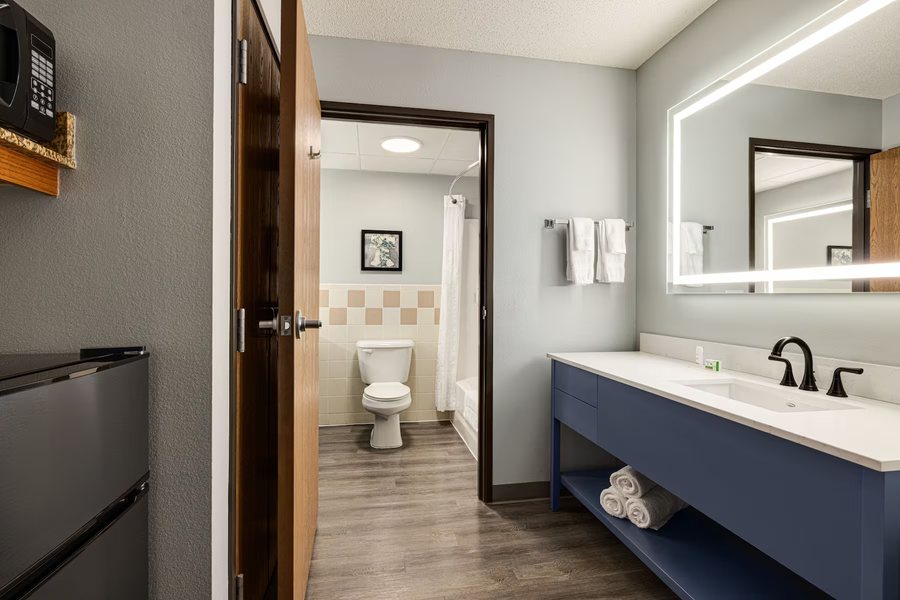 Crete Inn by Capital O Near Lincoln — Bathroom