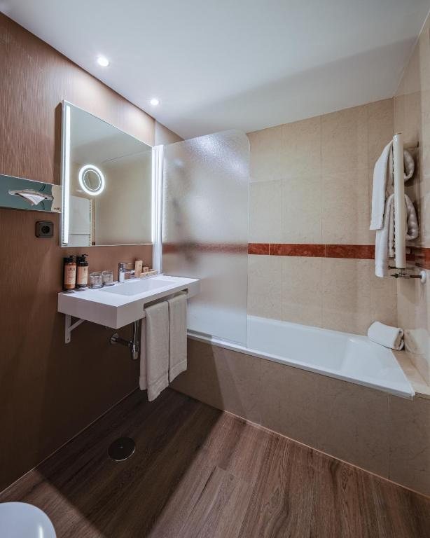 Crisol Via Castellana — Bathroom