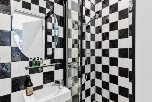 Criterion Hotel Sydney — Bathroom