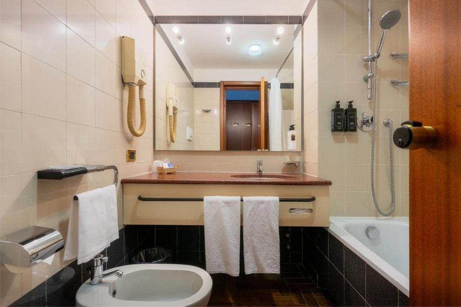 Crivi s Hotel — Bathroom