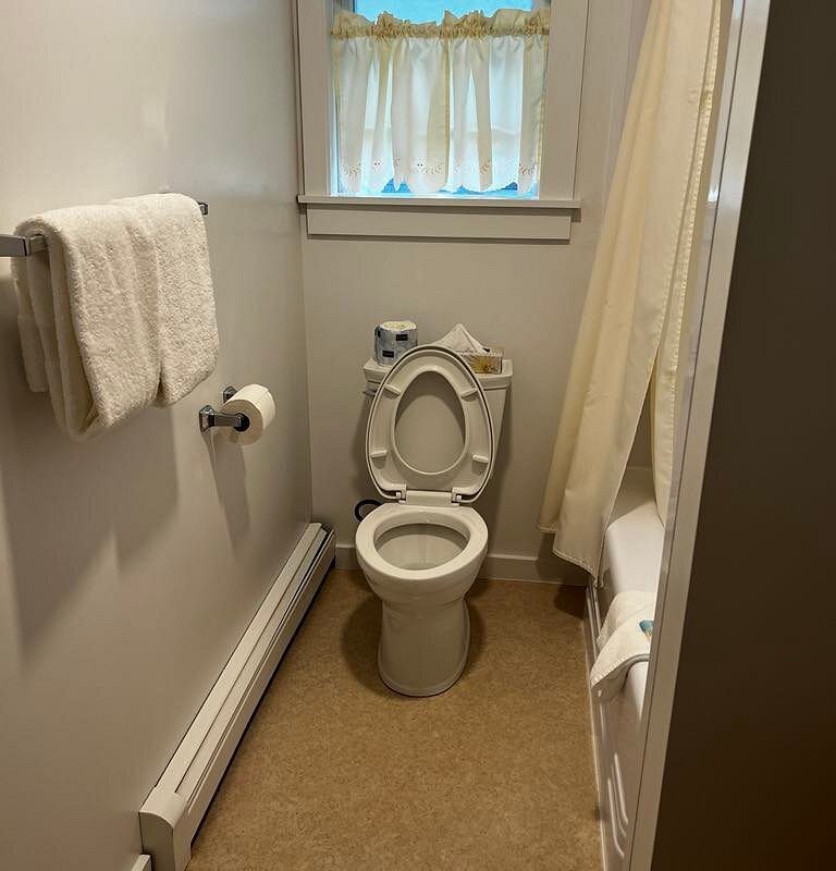 Cromwell Harbor Motel — Bathroom