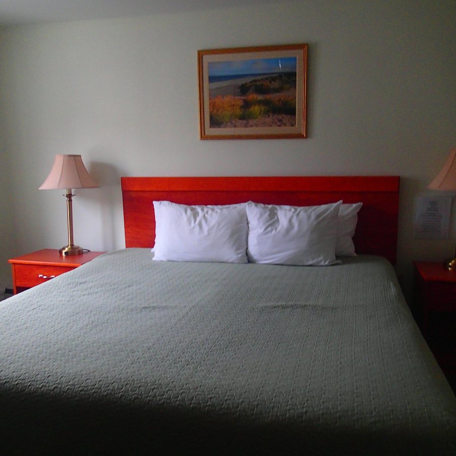 Cromwell Harbor Motel — Guest room