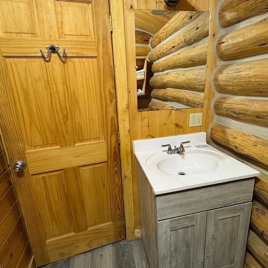 Crooked Creek Guest Ranch — Bathroom
