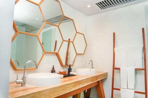 Cross Paasha Bali Seminyak — Bathroom