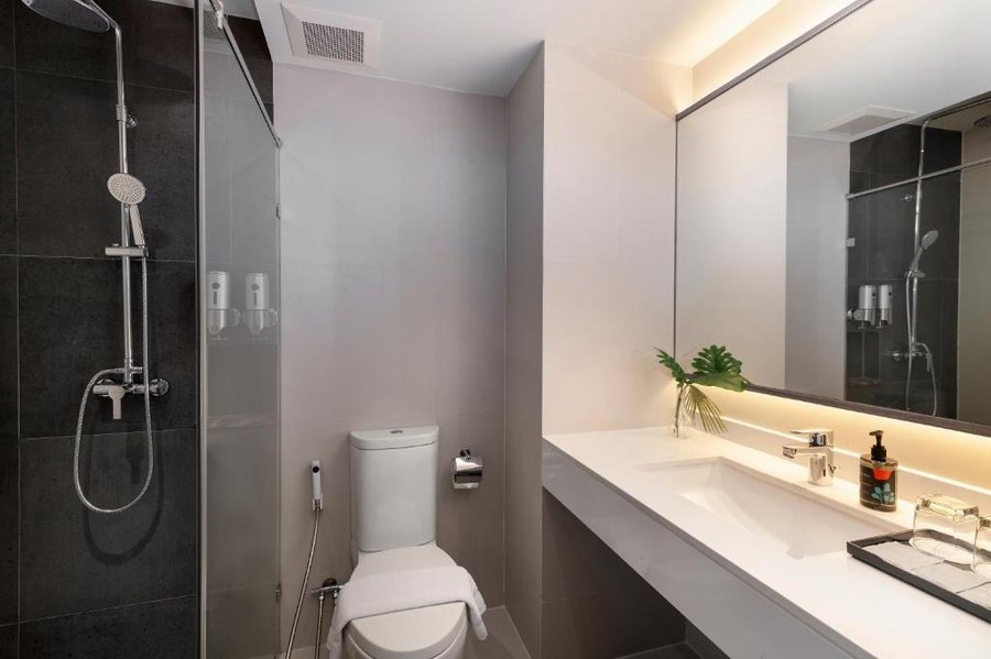 Cross Vibe Bangkok Sukhumvit — Bathroom