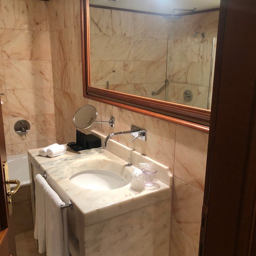 Crossing Manzoni — Bathroom