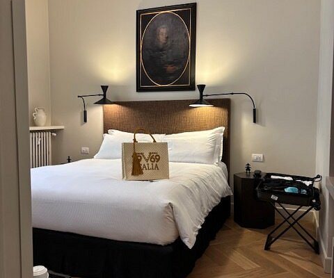 Crossing Manzoni — Guest room