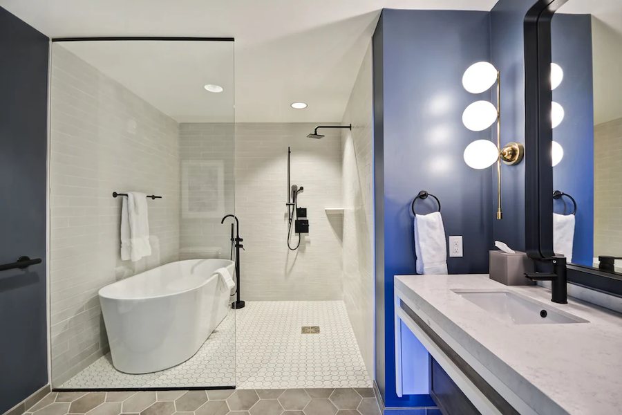 Crossroads Hotel — Bathroom