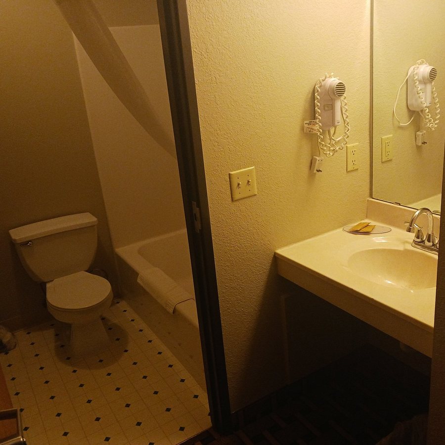 Crossroads Hotel McGregor Minnesota — Bathroom
