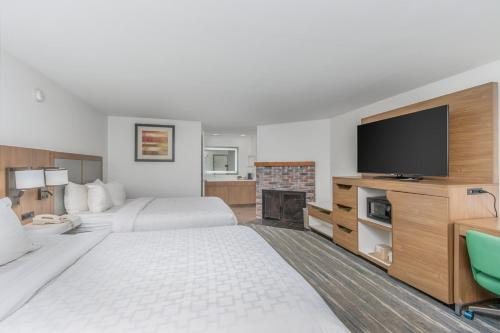 Crossroads Inn and Suites — Guest room