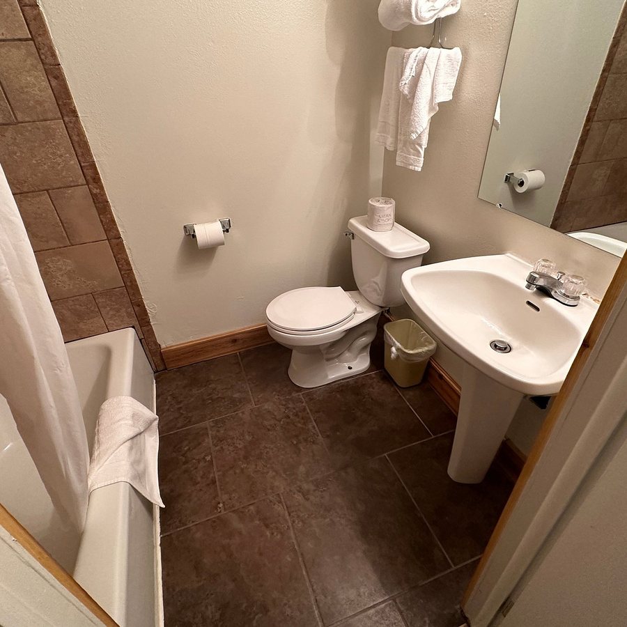 Crosswinds Inn — Bathroom