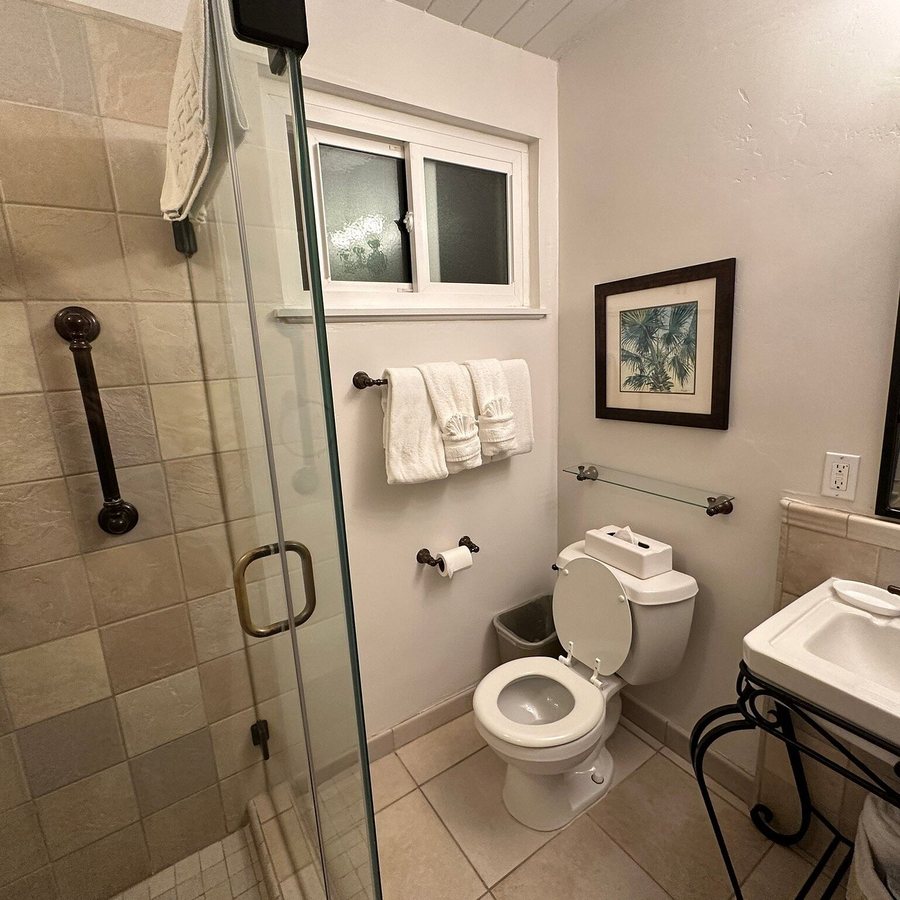 Crown City Inn Bistro — Bathroom