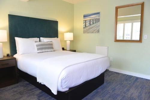 Crown City Inn Bistro — Guest room