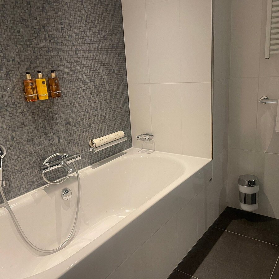 Crown Guesthouse — Bathroom