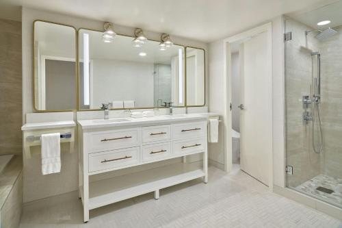 Crown Lodge — Bathroom