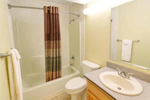 Crown Point Owners Association — Bathroom