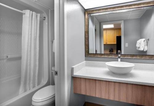 Crown Reef Beach Resort And Waterpark — Bathroom