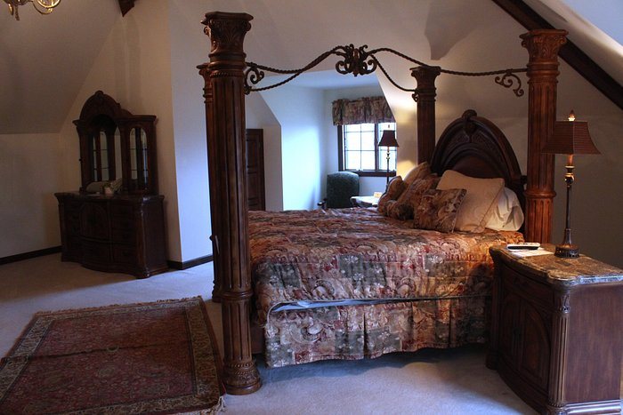 Crown Ridge Tiger Sanctuary Lodging — Guest room