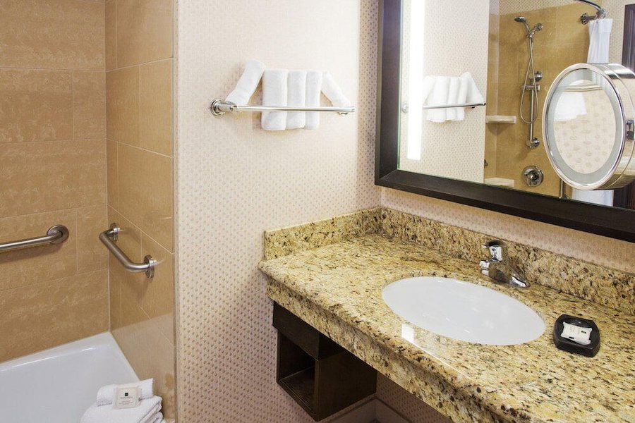 Crowne Plaza Anchorage midtown By IHG — Bathroom