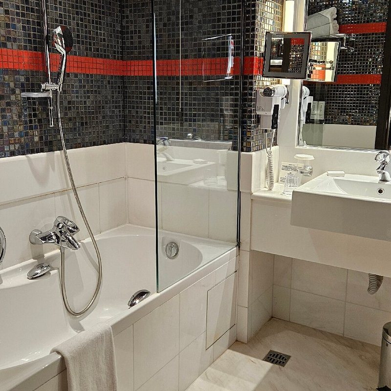 Crowne Plaza Athens City Centre By IHG — Bathroom