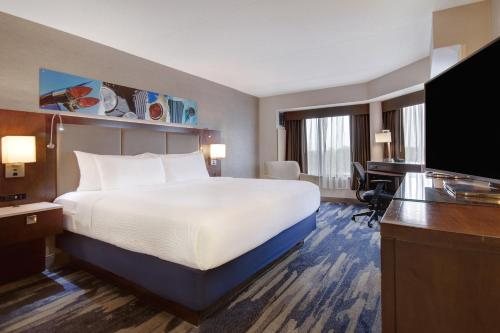 Crowne Plaza Auburn Hills by IHG — Guest room