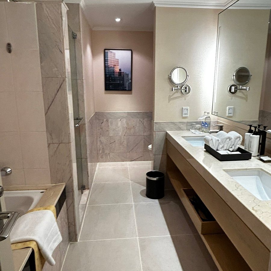 Crowne Plaza Bangkok Lumpini Park By IHG — Bathroom