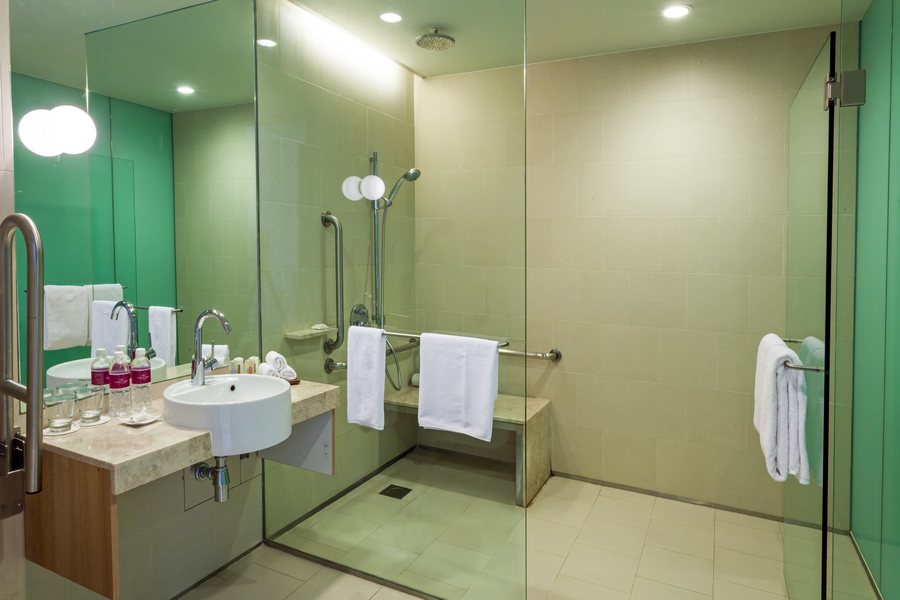 Crowne Plaza Changi Airport By IHG Singapore — Bathroom