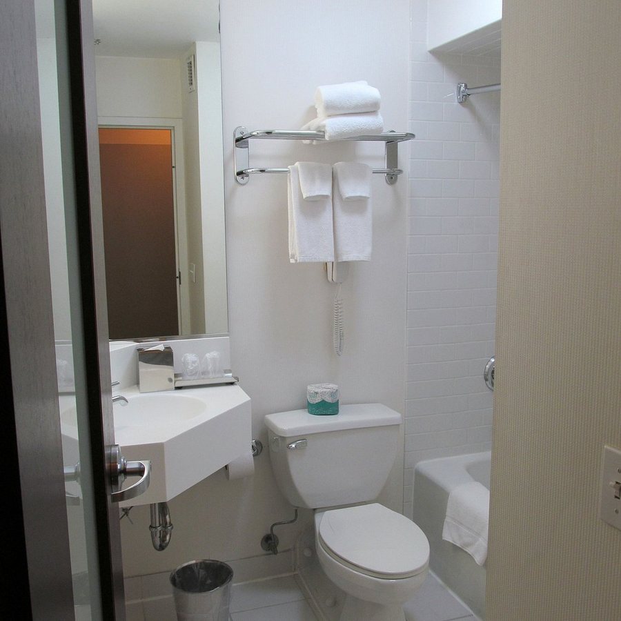 Crowne Plaza Chicago West Loop by IHG Chicago Illinois — Bathroom