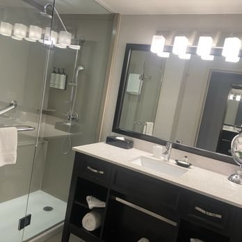 Crowne Plaza Costa Mesa Orange County By IHG — Bathroom