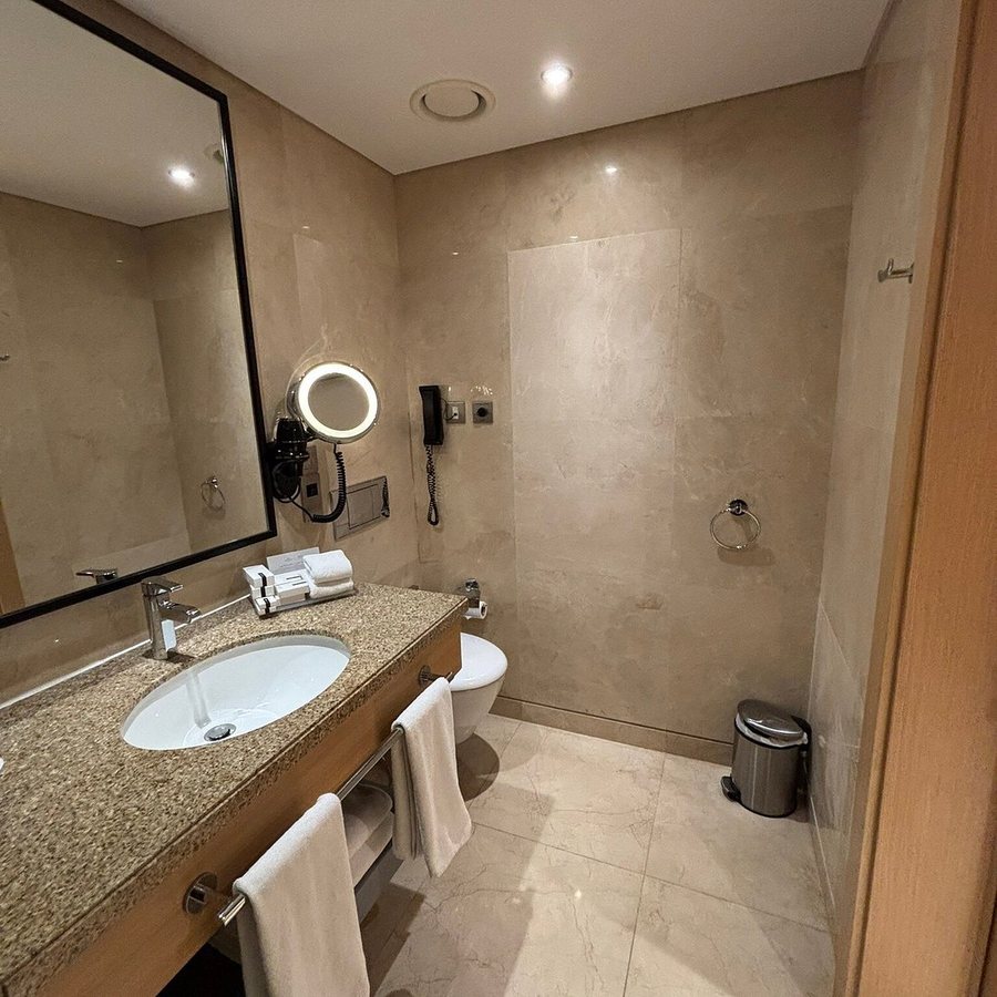Crowne Plaza Dubai Jumeirah By IHG — Bathroom