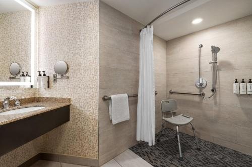 Crowne Plaza Edison by IHG — Bathroom