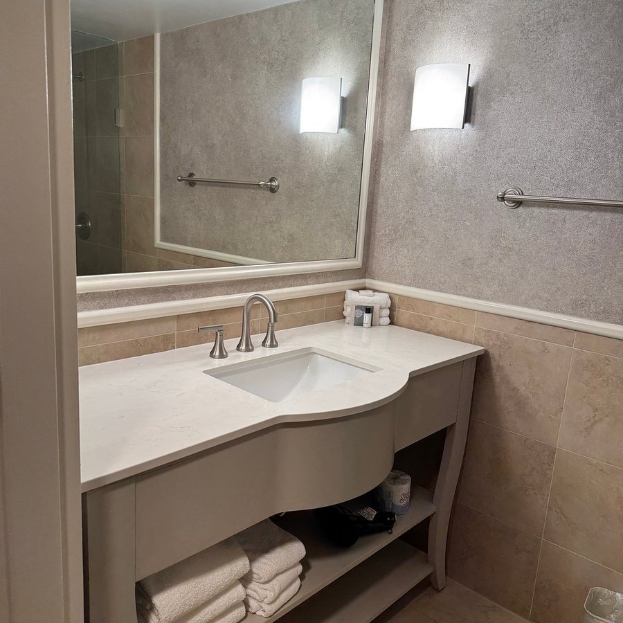 Crowne Plaza Executive Center Baton Rouge By Ihg — Bathroom