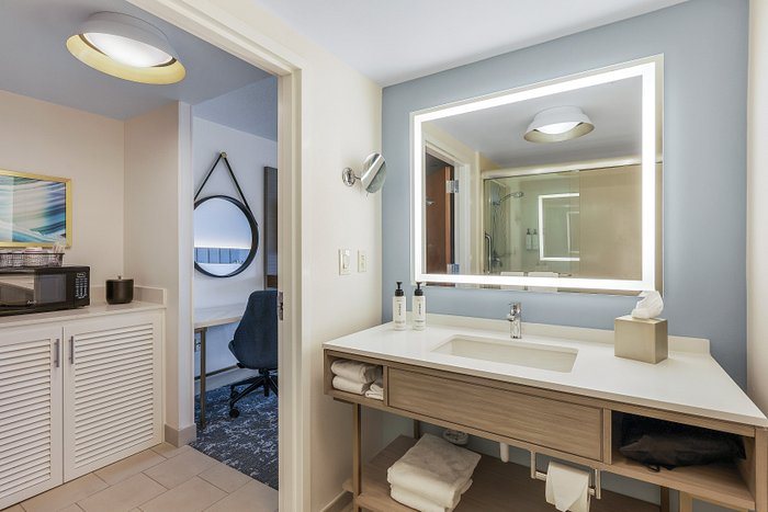 Crowne Plaza Ft Myers Gulf Coast By Ihg — Bathroom
