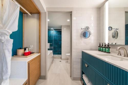 Crowne Plaza Guam by IHG — Bathroom