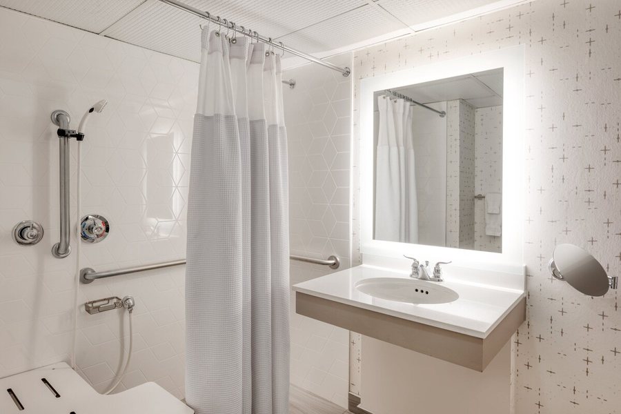 Crowne Plaza Indianapolis Airport by IHG — Bathroom