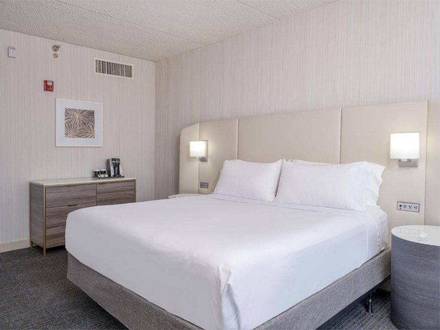 Crowne Plaza Indianapolis Airport by IHG — Guest room