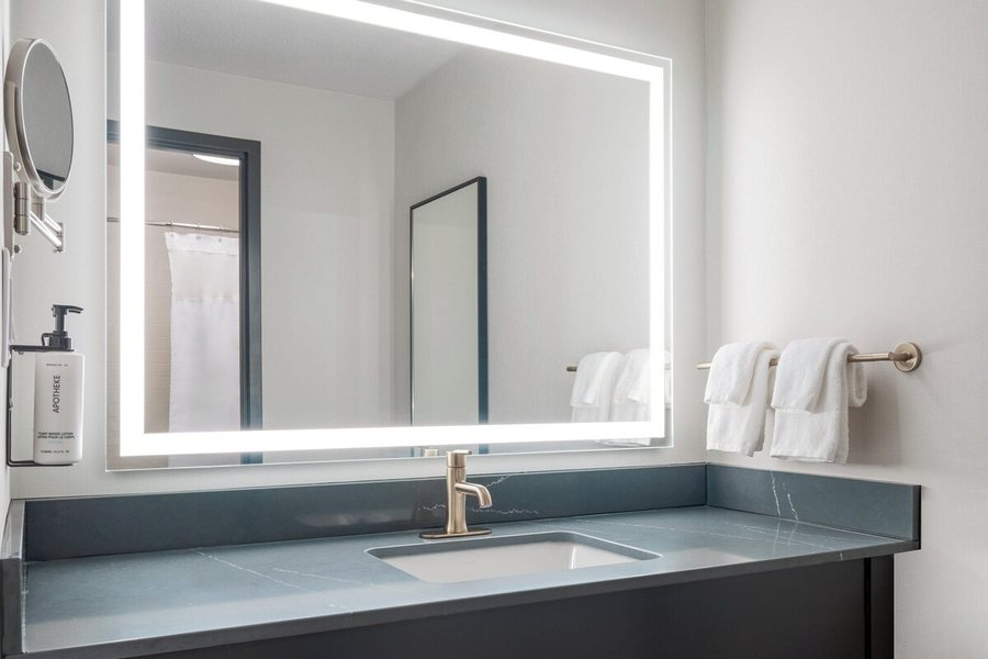 Crowne Plaza Indianapolis Dwtn Union Stn by IHG — Bathroom