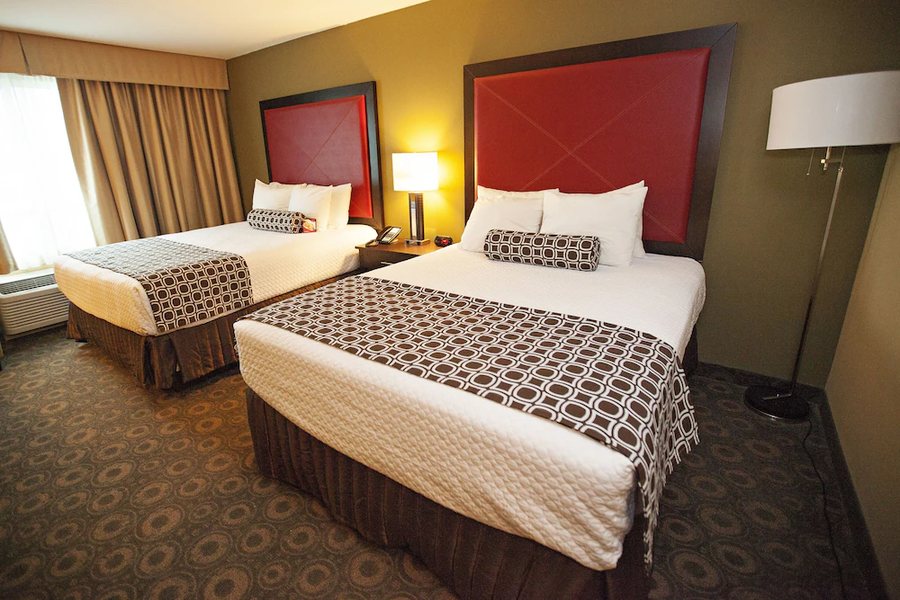 Crowne Plaza Inn — Guest room