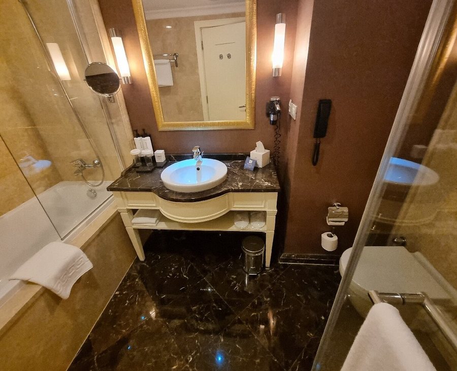 Crowne Plaza Istanbul Asia By IHG Istanbul — Bathroom