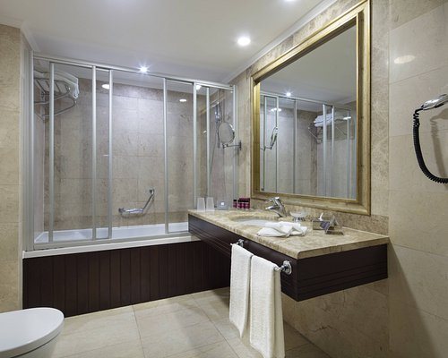 Crowne Plaza Istanbul Florya by IHG Istanbul — Bathroom