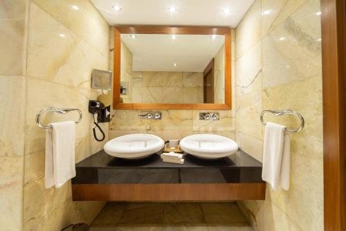 Crowne Plaza Istanbul Harbiye By IHG Istanbul — Bathroom