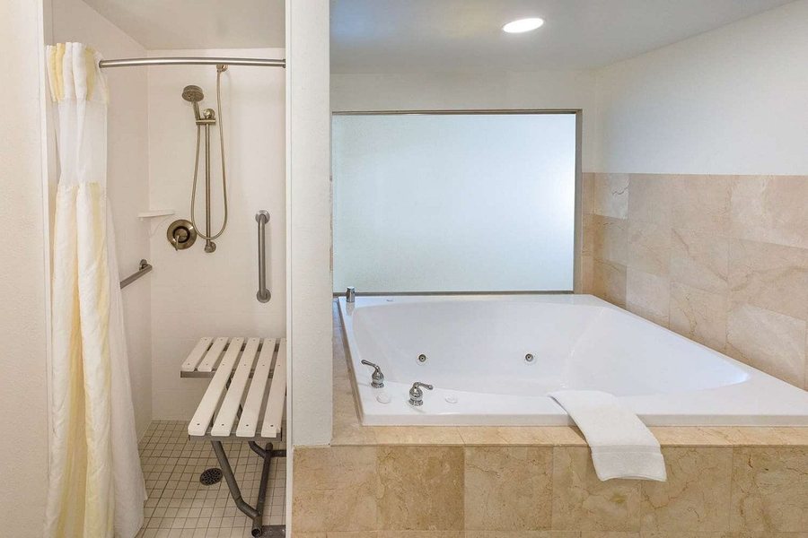 Crowne Plaza Jacksonville Airport I 95N by IHG Jacksonville Florida — Bathroom