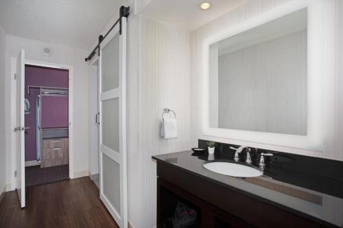 Crowne Plaza Kansas City Downtown by IHG — Bathroom