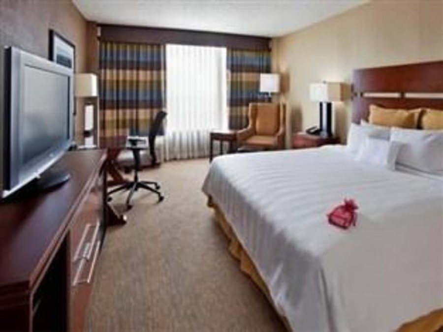 Crowne Plaza Kansas City Downtown by IHG — Guest room