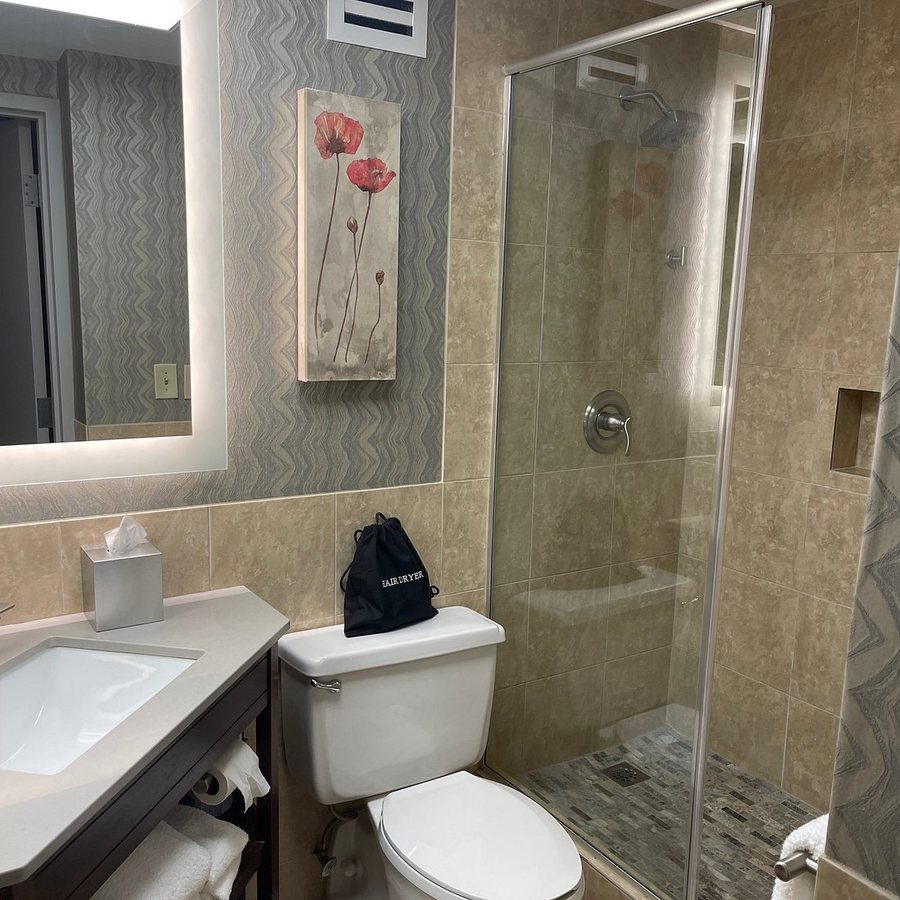 Crowne Plaza Knoxville Downtown University by IHG — Bathroom