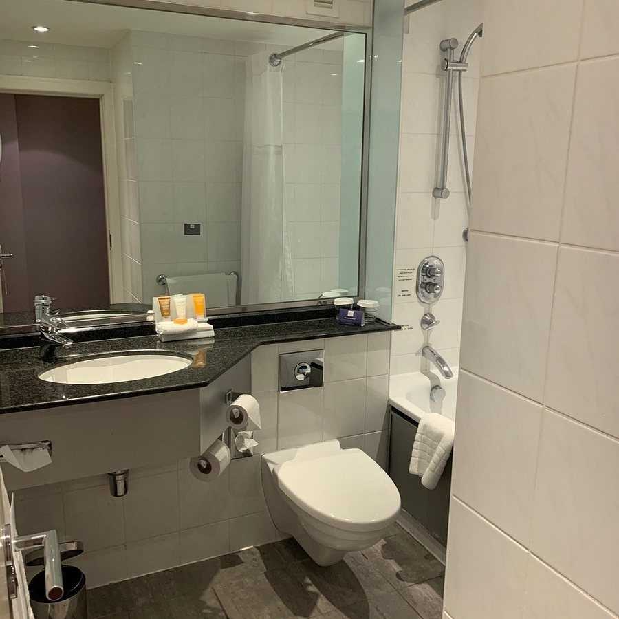 Crowne Plaza London Ealing By IHG — Bathroom
